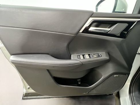 Used 2025 Mitsubishi Outlander SE image 32