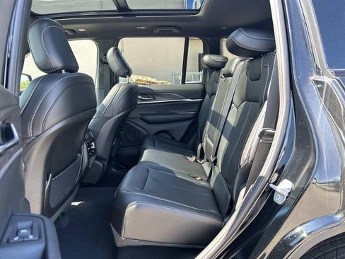 Certified 2025 Jeep Grand Cherokee Limited AWD/4WD image 17