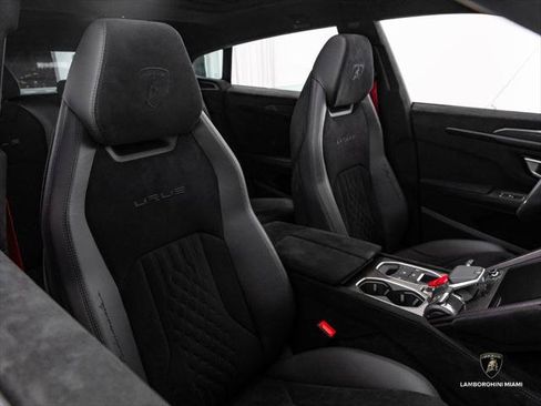 Used 2024 Lamborghini Urus Performante AWD/4WD image 40