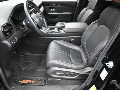 Used 2025 Honda Pilot TrailSport image 19