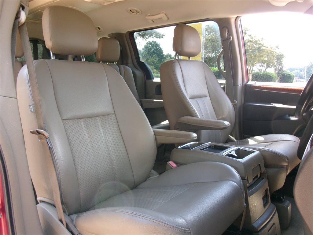 Used 2013 Chrysler Town & Country Touring-L w/ Driver Convenience Group FWD image 22