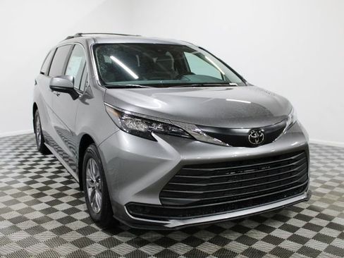 New 2026 Toyota Sienna LE image 3