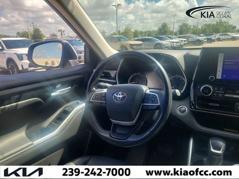 Used 2023 Toyota Highlander XLE FWD image 22