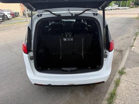 Used 2019 Chrysler Pacifica Touring-L FWD image 6