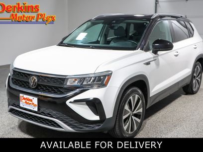 Used 2023 Volkswagen Taos SE w/ Panoramic Sunroof Package