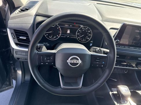 Used 2025 Nissan Rogue SV FWD image 15