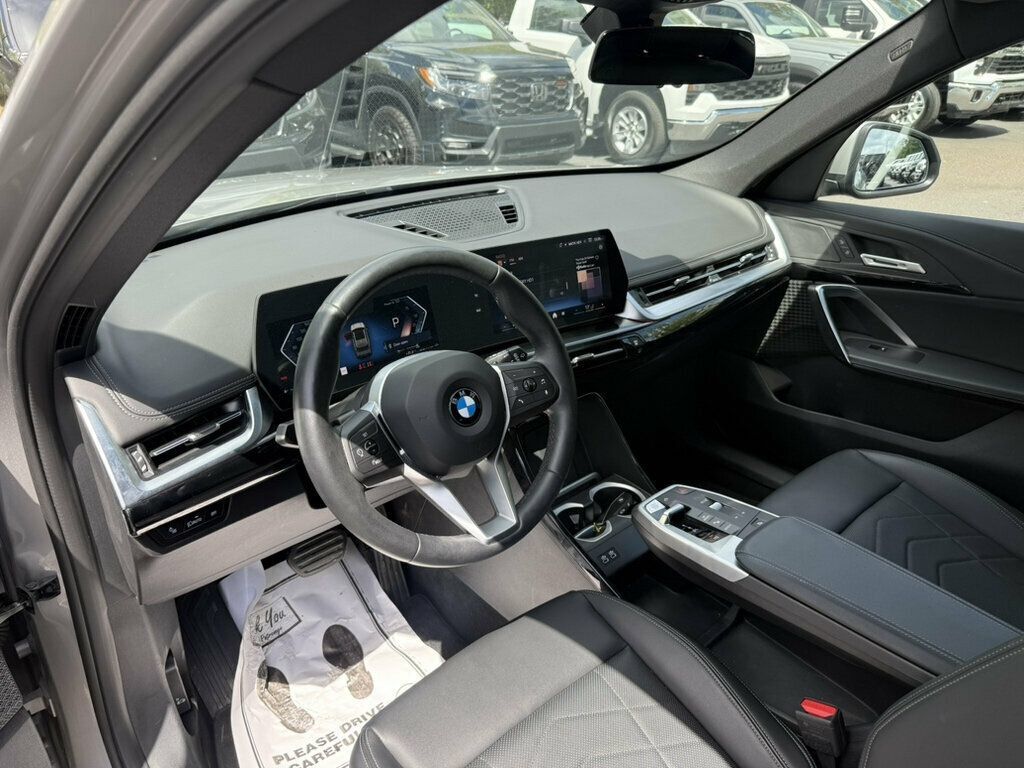 Used 2025 BMW X1 xDrive28i AWD/4WD image 3