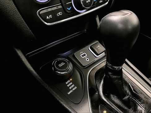 Used 2019 Jeep Cherokee Limited AWD/4WD image 16