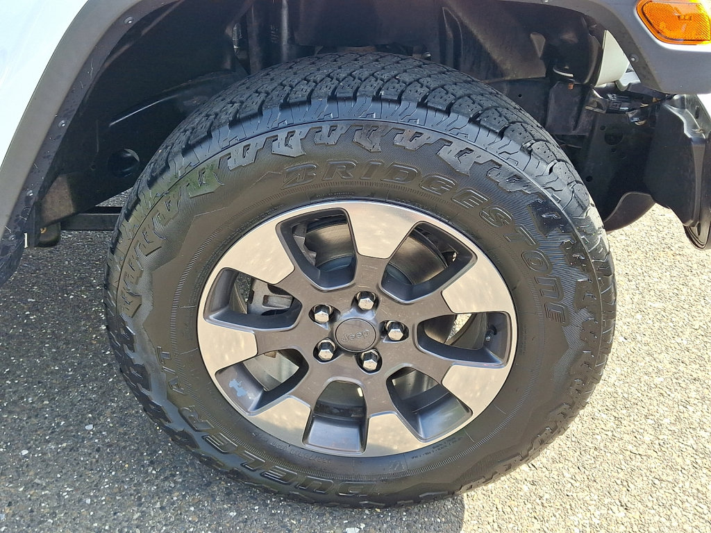 Used 2018 Jeep Wrangler Unlimited Sahara w/ Cold Weather Group AWD/4WD image 9