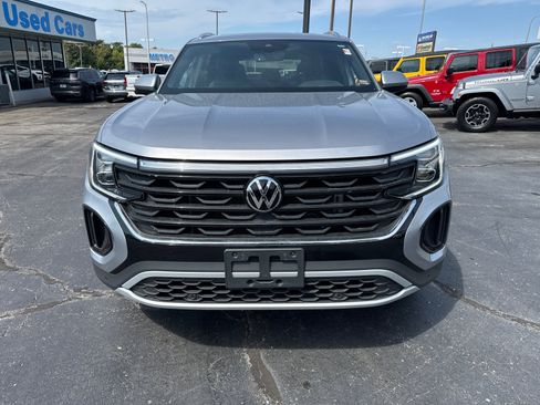 Used 2024 Volkswagen Atlas Cross Sport SE w/ Panoramic Sunroof Package image 2