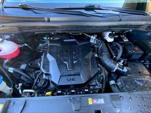 Used 2024 Kia Carnival LX image 11