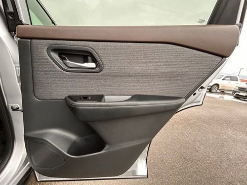 Used 2023 Nissan Rogue SV image 39