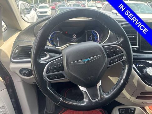 Used 2021 Chrysler Pacifica Touring-L FWD image 5