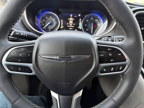 Used 2024 Chrysler Pacifica Touring-L image 18