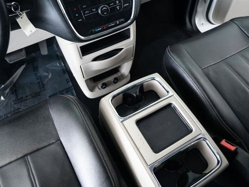 Used 2015 Chrysler Town & Country Touring-L image 18