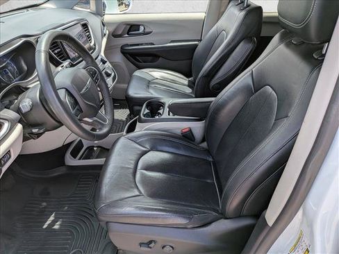 Used 2022 Chrysler Pacifica Touring-L FWD image 19