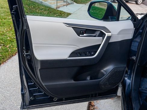 Used 2021 Toyota RAV4 XLE Premium image 9