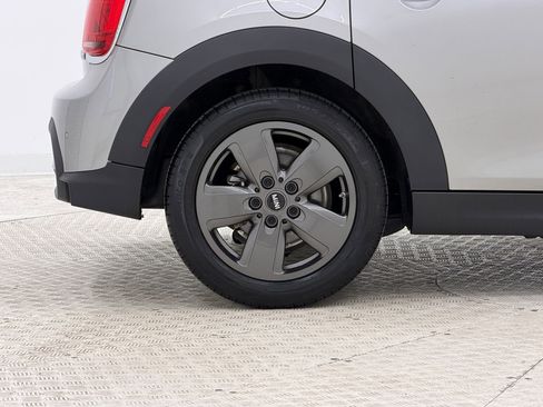 Used 2023 MINI Cooper 4-Door Hardtop image 12