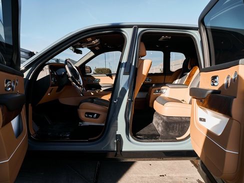 Used 2025 Rolls-Royce Cullinan image 34