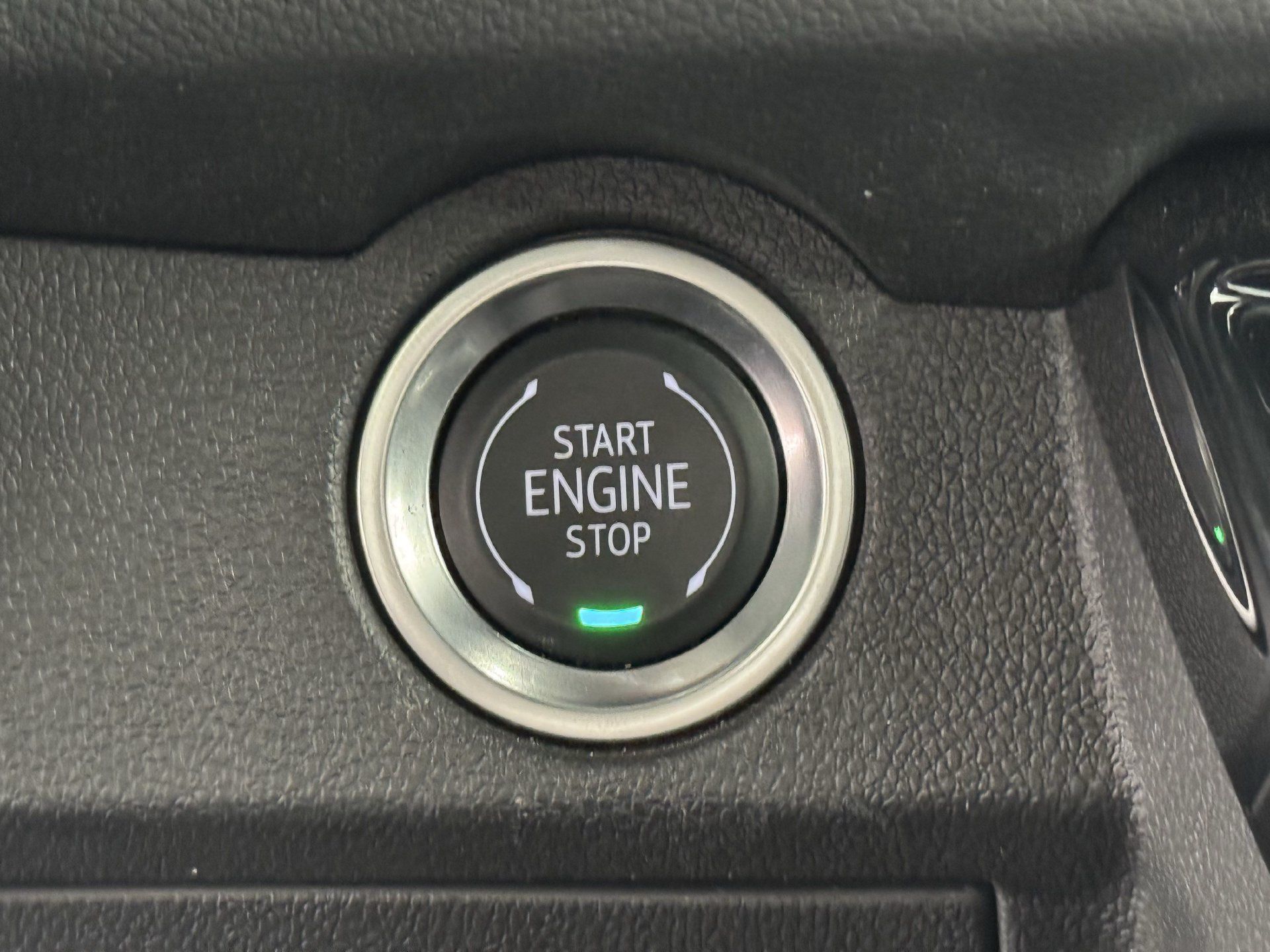 Used 2025 Chevrolet Traverse LT FWD image 29