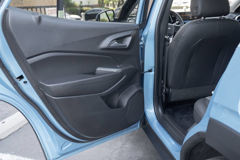 Used 2026 Chevrolet Trax LT w/ LT Convenience Package FWD image 32