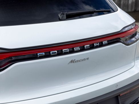 Certified 2025 Porsche Macan AWD/4WD image 19
