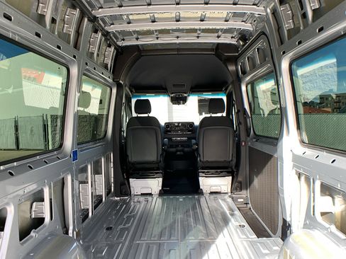 Used 2022 Mercedes-Benz Sprinter 2500 image 28