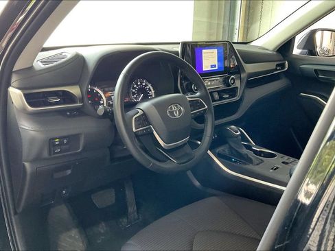 Used 2025 Toyota Highlander LE FWD image 4