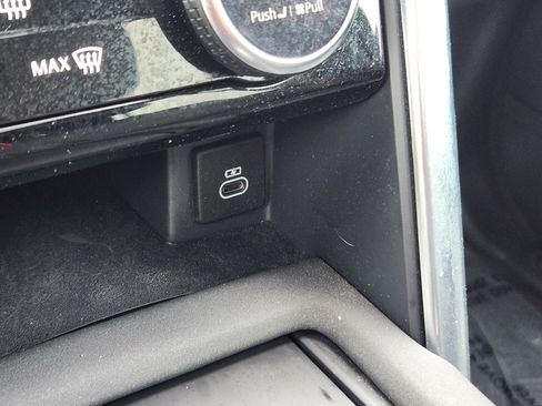 Used 2021 Land Rover Discovery S image 28