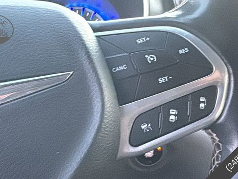 Used 2021 Chrysler Pacifica Touring-L image 16