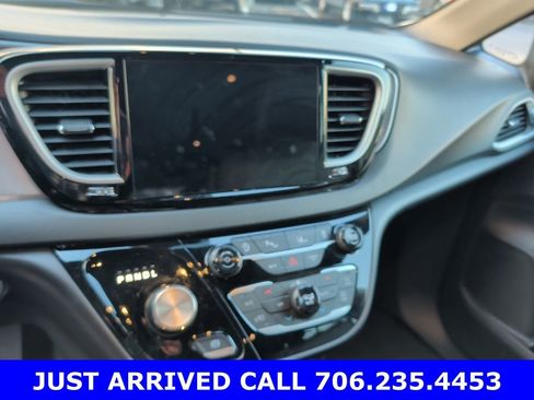 Used 2025 Chrysler Pacifica Select image 7