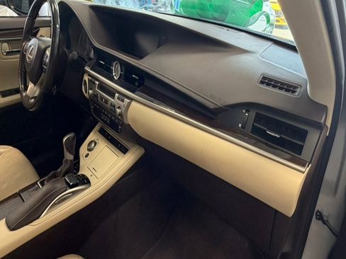 Used 2016 Lexus ES 350 w/ Luxury Package w/Wood Trim image 28