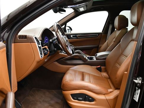 Used 2023 Porsche Cayenne Platinum Edition image 9