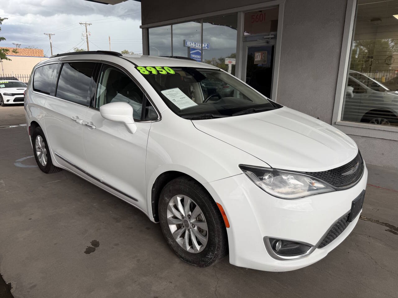 Used 2017 Chrysler Pacifica Touring-L FWD image 2