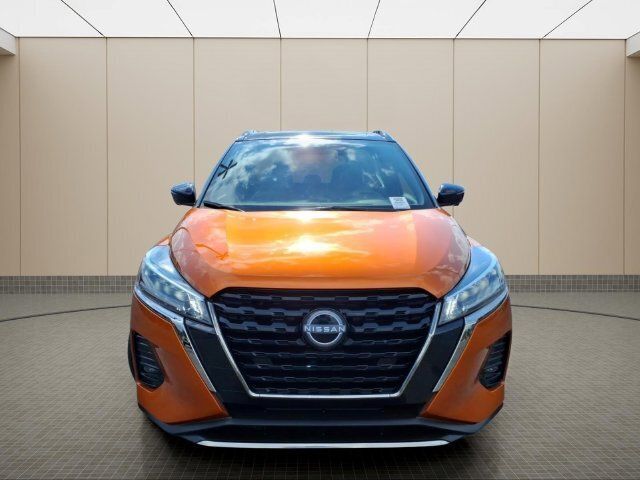 Used 2023 Nissan Kicks SR w/ SR Premium Package FWD image 4