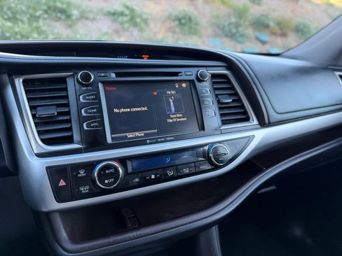 Used 2018 Toyota Highlander Plus w/ Carpet Mat Package (TMS) image 12