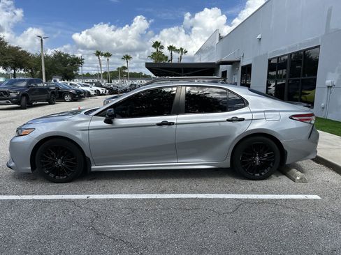 Used 2020 Toyota Camry SE FWD image 5