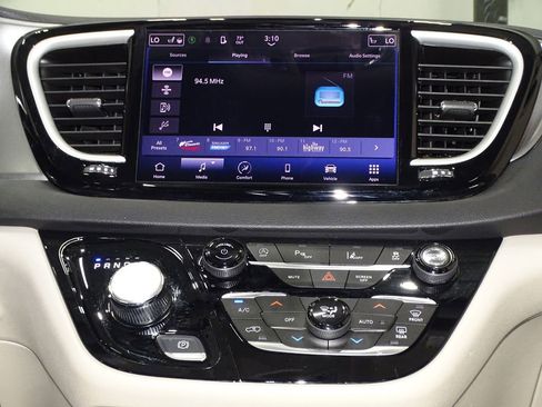 Used 2024 Chrysler Pacifica Touring-L image 24