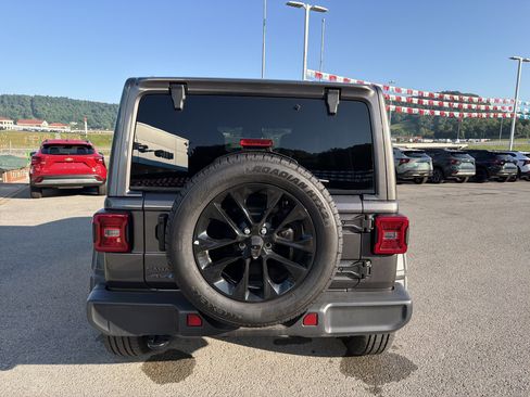 Used 2025 Jeep Wrangler Unlimited Sahara AWD/4WD image 5