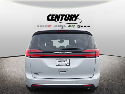 Used 2024 Chrysler Pacifica Touring-L image 5