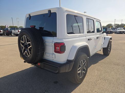 Used 2025 Jeep Wrangler Unlimited Sahara AWD/4WD image 3