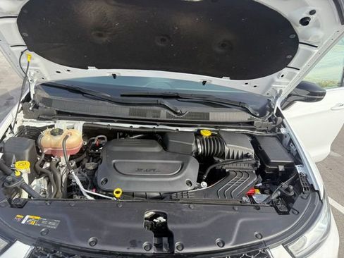 Used 2024 Chrysler Pacifica Touring-L FWD image 10