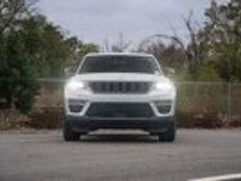Used 2024 Jeep Grand Cherokee Limited AWD/4WD image 9