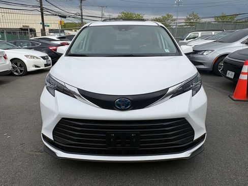 Used 2024 Toyota Sienna LE w/ LE Plus Package AWD/4WD image 1