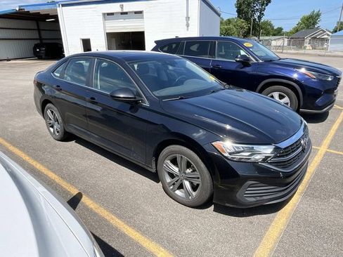 Used 2024 Volkswagen Jetta SE FWD image 2