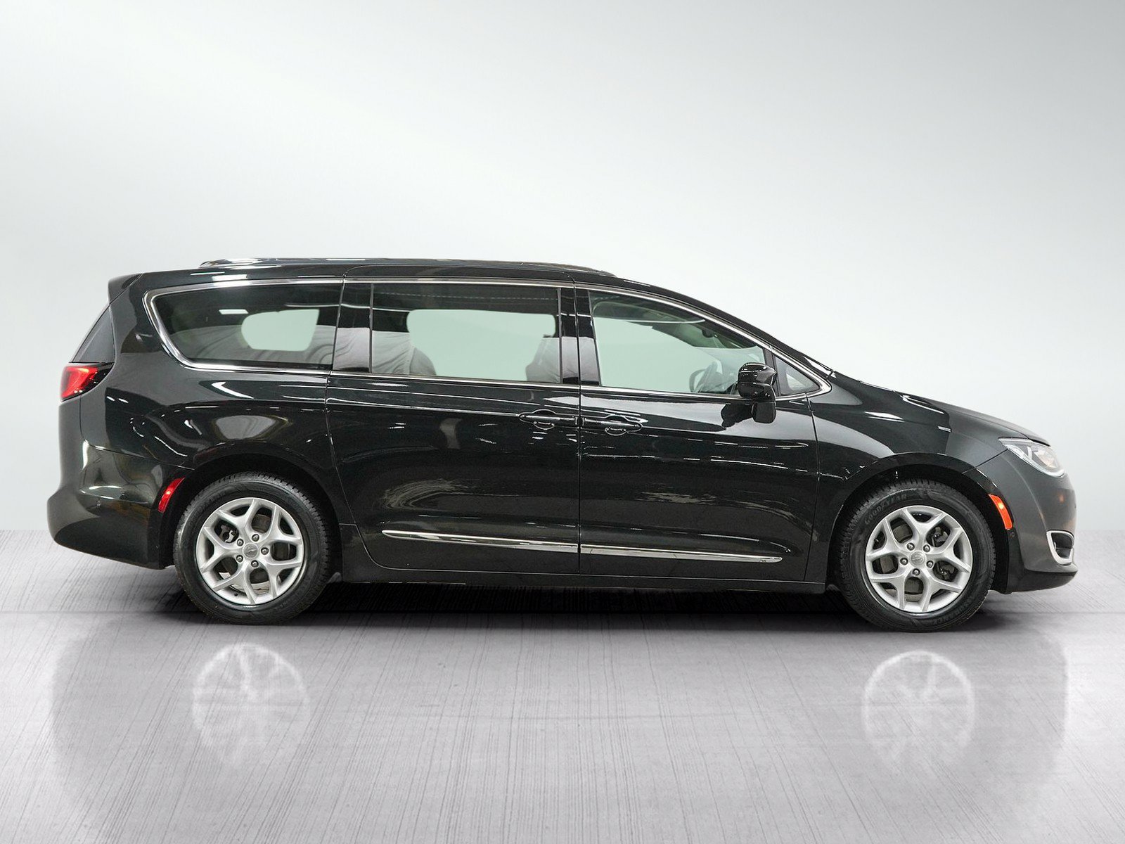 Used 2017 Chrysler Pacifica Touring-L Plus w/ Advanced Safetytec Group FWD image 6
