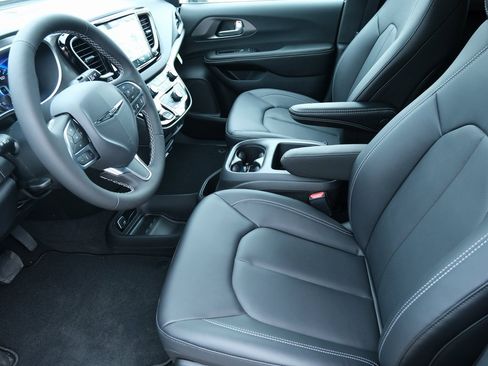 New 2026 Chrysler Voyager LX image 5