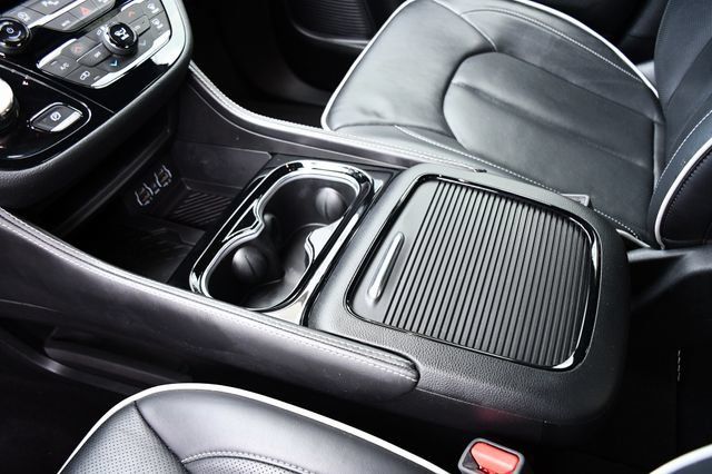 Used 2025 Chrysler Pacifica Limited FWD image 41