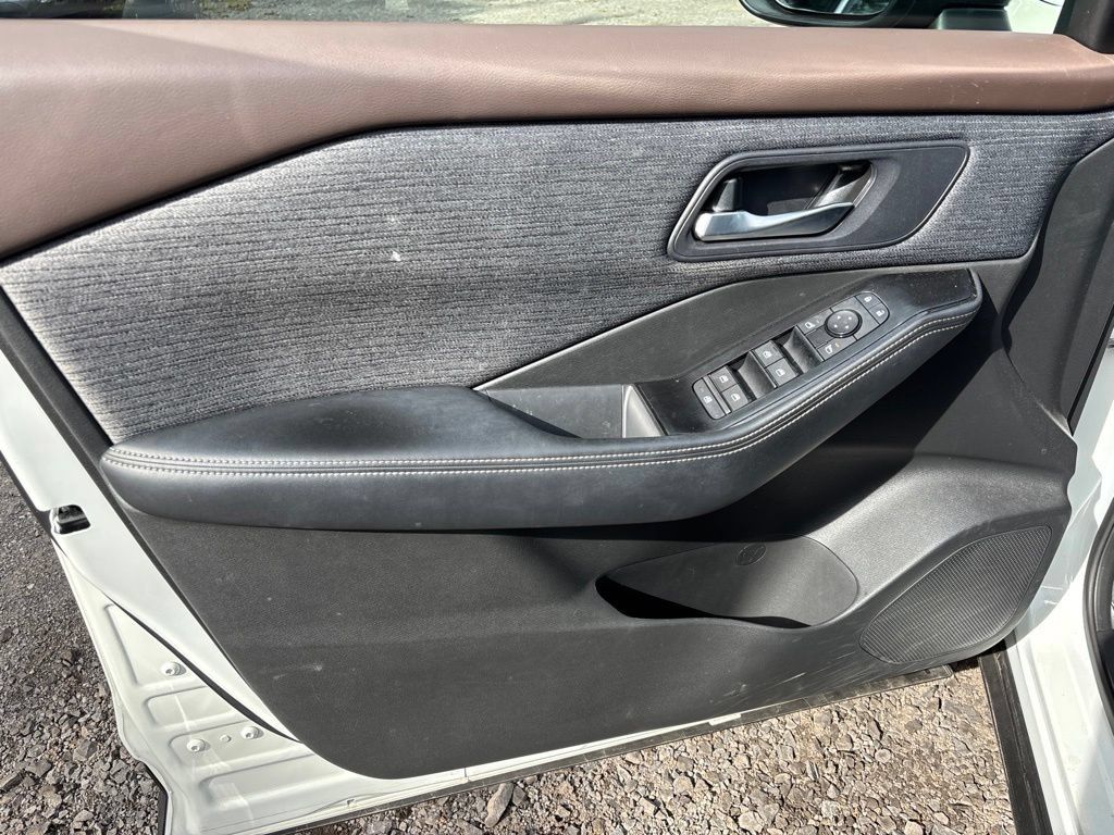 Certified 2023 Nissan Rogue SV AWD/4WD image 17