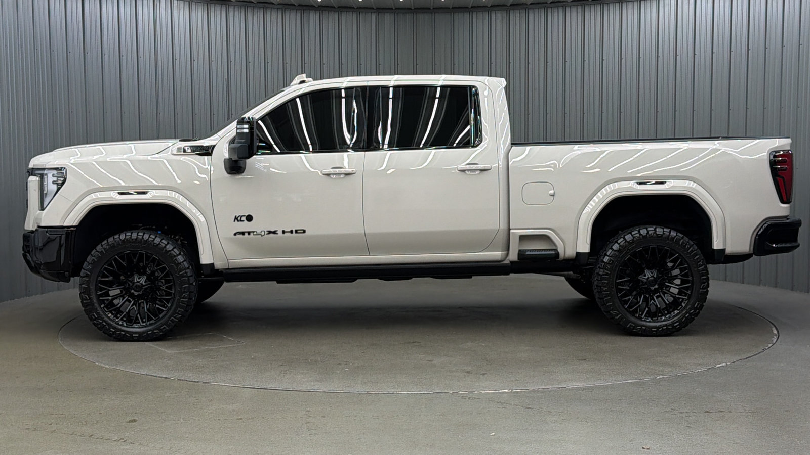 Used 2026 GMC Sierra 2500 AT4X w/ LPO, Black Badging Package AWD/4WD image 2